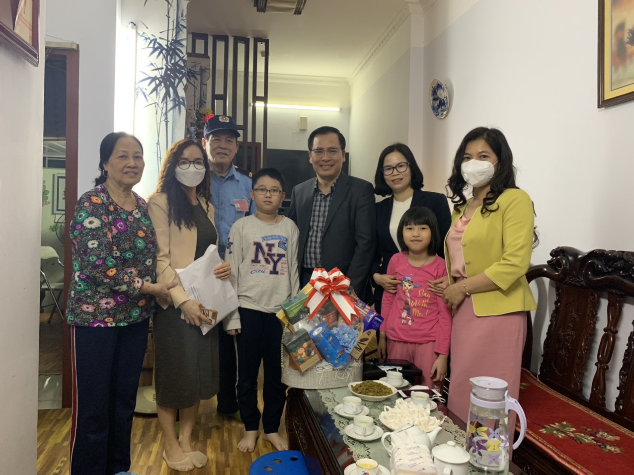 Ban Chấp hành Công đoàn Cơ quan Đảng ủy Khối Doanh nghiệp Trung ương thăm, tặng quà đoàn viên Công đoàn Cơ quan khi ốm, gia đình có hoàn cảnh khó khăn.