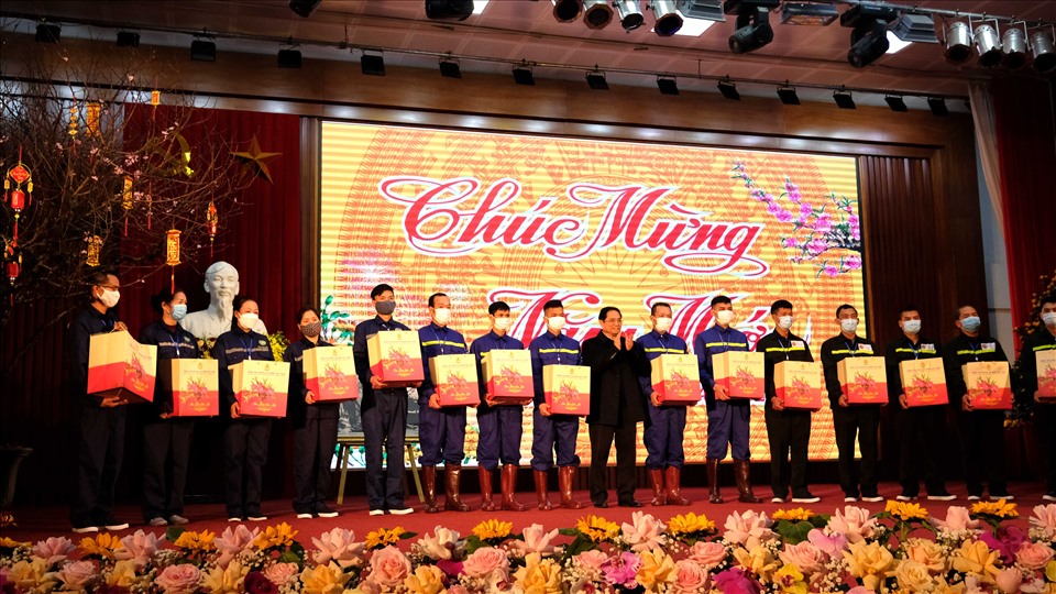 Thủ tướng Chính phủ Phạm Minh Chính tặng quà cho công nhân lao động ngành Than tại Quảng Ninh trong dịp đón Tết cổ truyền dân tộc Nhâm Dần 2022. 