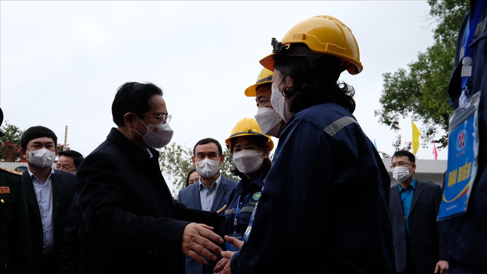 Người lao động ở Công ty than Đèo Nai- TKV được Thủ tướng Chính phủ Phạm Minh Chính ân cần thăm hỏi.