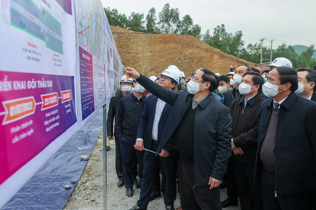 Thủ tướng theo dõi bản đồ thi công tuyến cao tốc Nghi Sơn - Diễn Châu.