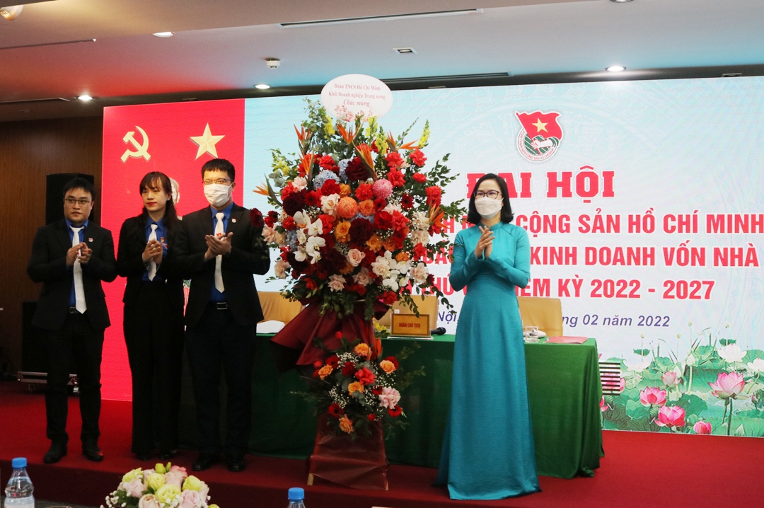 Đoàn Khối Doanh nghiệp Trung ương tặng hoa chúc mừng Đại hội.