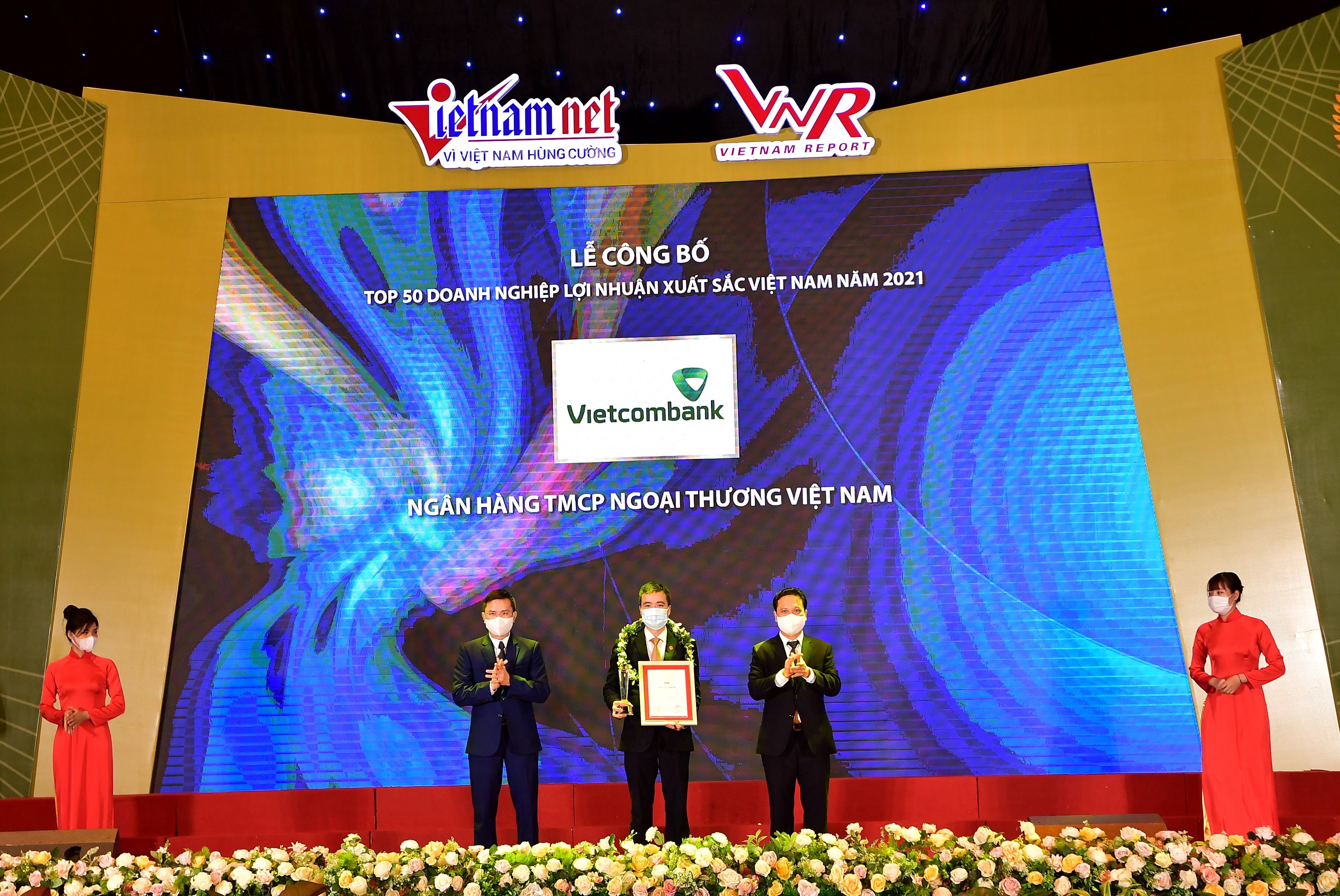 Vietcombank top 50 doanh nghiệp lợi nhuận nhất Việt Nam.
