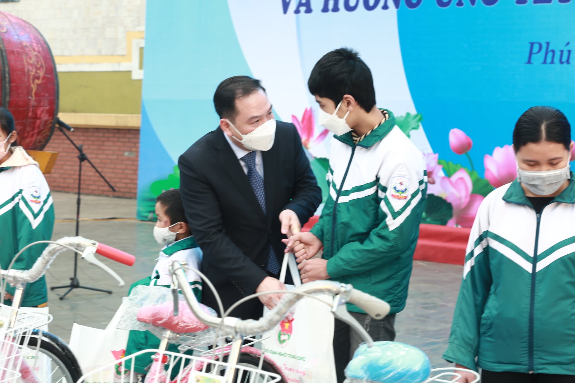 Đồng chí Hồ Xuân Trường, Phó Bí thư Đảng uỷ Khối Doanh nghiệp Trung ương trao tặng quà cho các em học sinh có hoàn cảnh khó khăn.