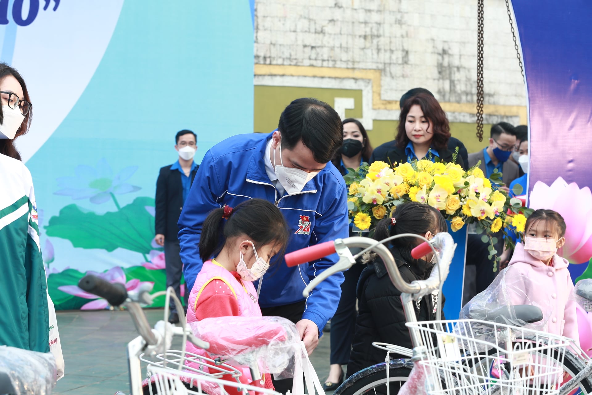 Đồng chí Ngô Văn Cương, Bí thư Trung ương Đoàn trao tặng quà cho các em học sinh có hoàn cảnh khó khăn.