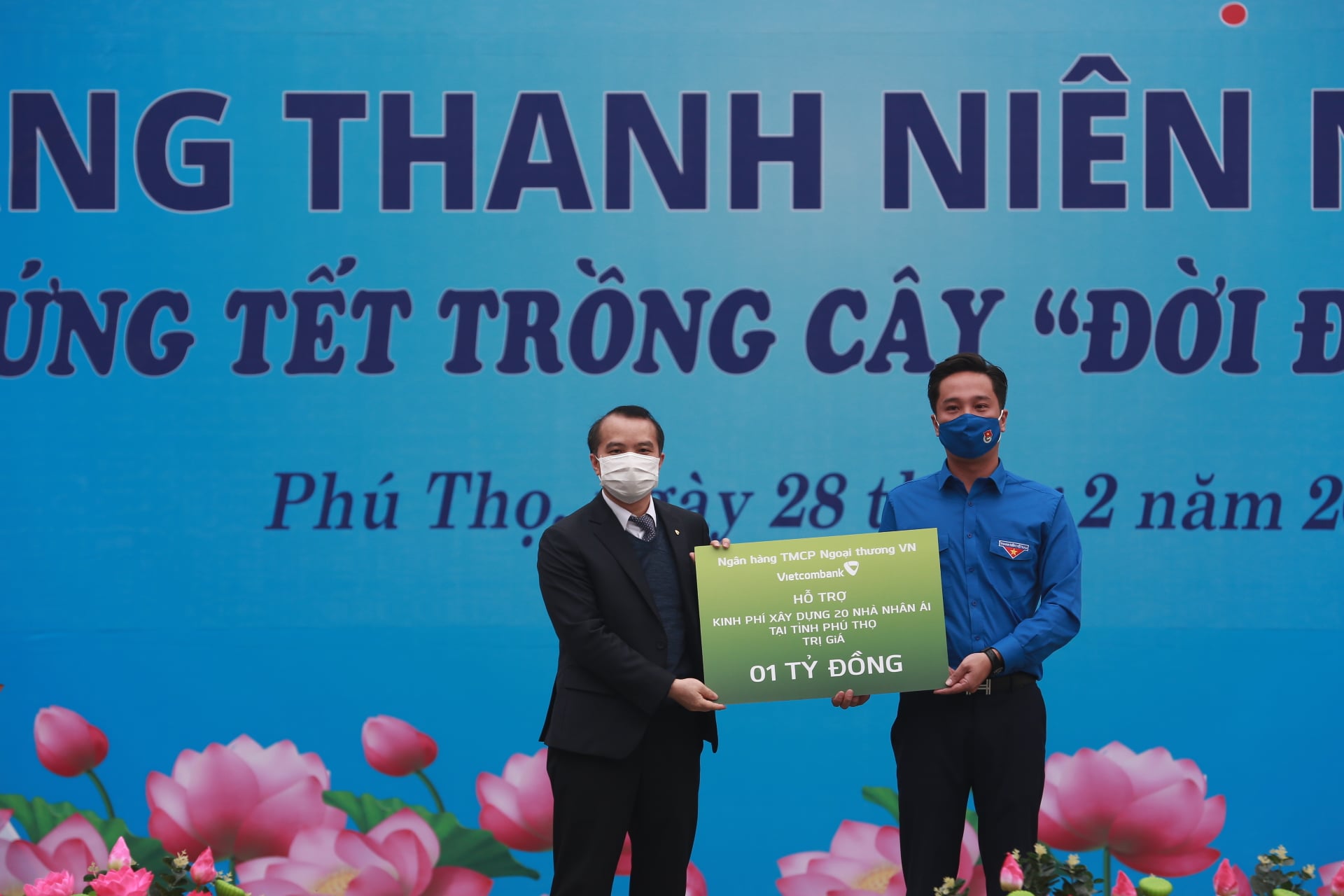Đại diện Ngân hàng TMCP Ngoại thương Việt Nam (Vietcombank) trao biển hỗ trợ kinh phí xây dựng 20 nhà nhân ái tại tỉnh Phú Thọ, trị giá 01 tỷ đồng.