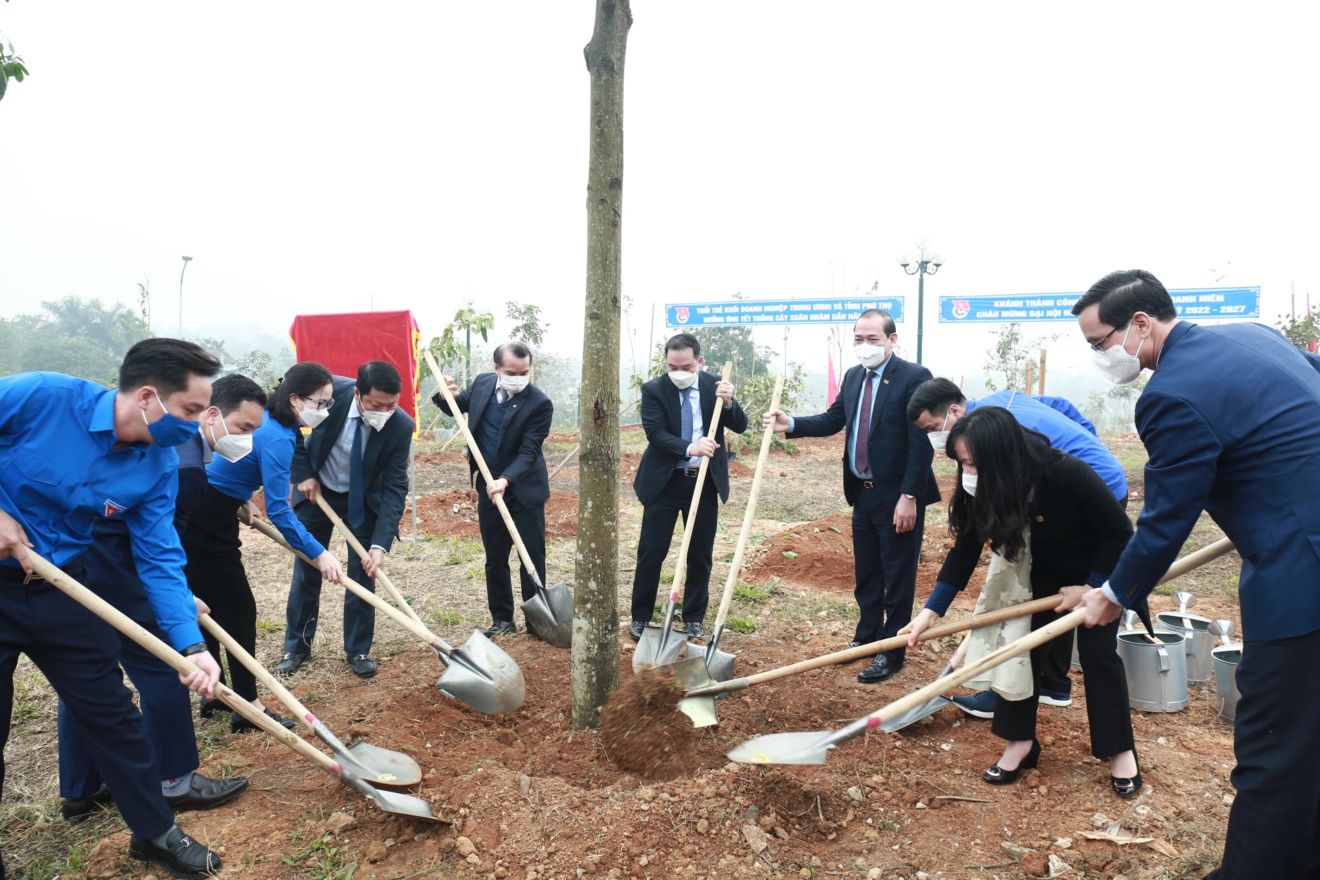 Lãnh đạo các đơn vị trồng cây trong khuôn viên khu di tích lịch sử Đền Hùng.