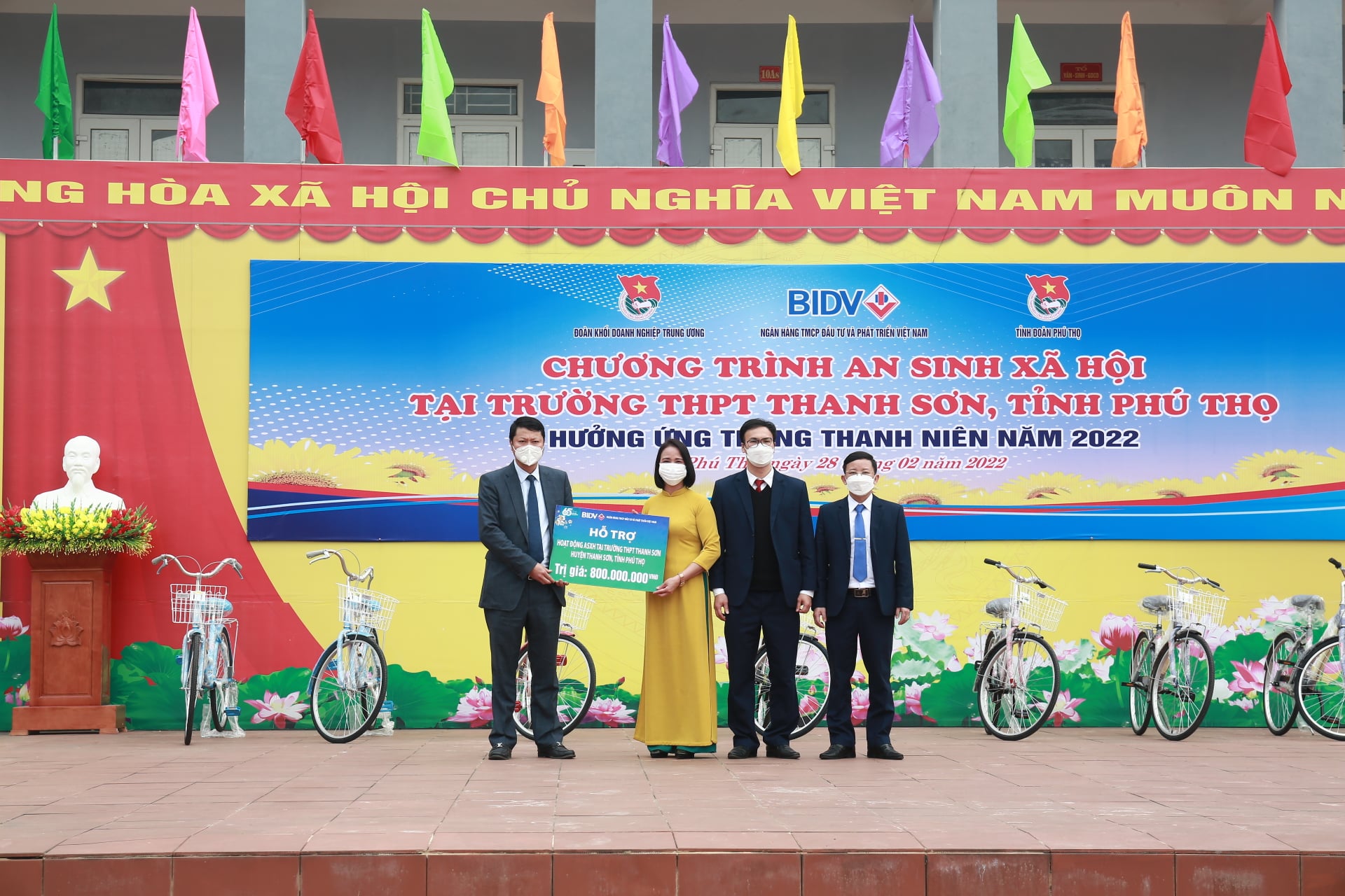 Lãnh đạo Ngân hàng TMCP Đầu tư và phát triển Việt Nam trao biển Hỗ trợ hoạt động ASXH tại trường cấp 3 trên địa bàn tỉnh Phú Thọ, trị giá 800 triệu đồng.