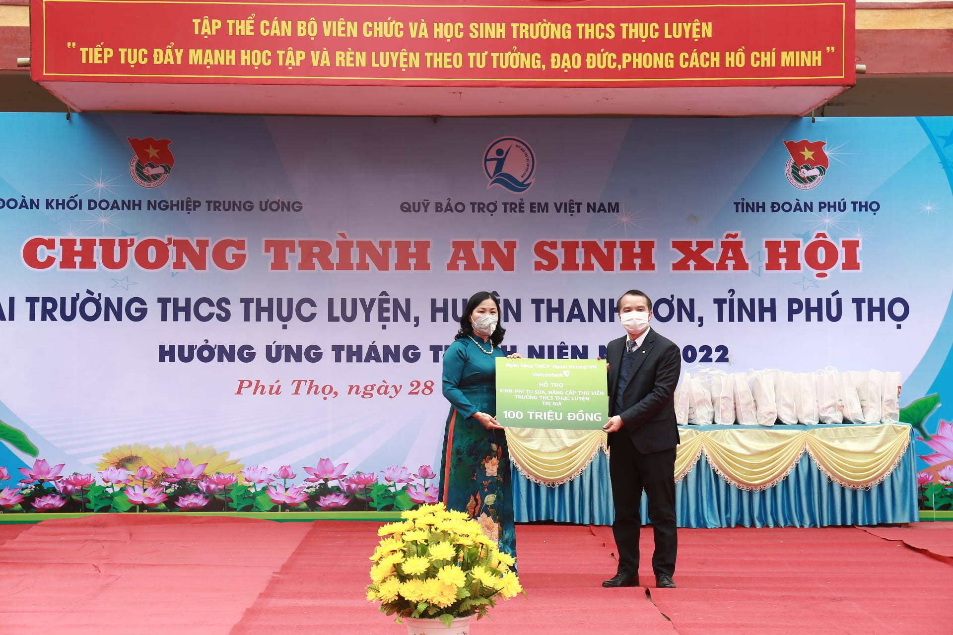 Lãnh đạo Ngân hàng TMCP Ngoại thương Việt Nam trao biển hỗ trợ kinh phí tu sửa, nâng cấp thư viên Trường cấp 2 trên địa bàn tỉnh Phú Thọ, trị giá 100 triệu đồng