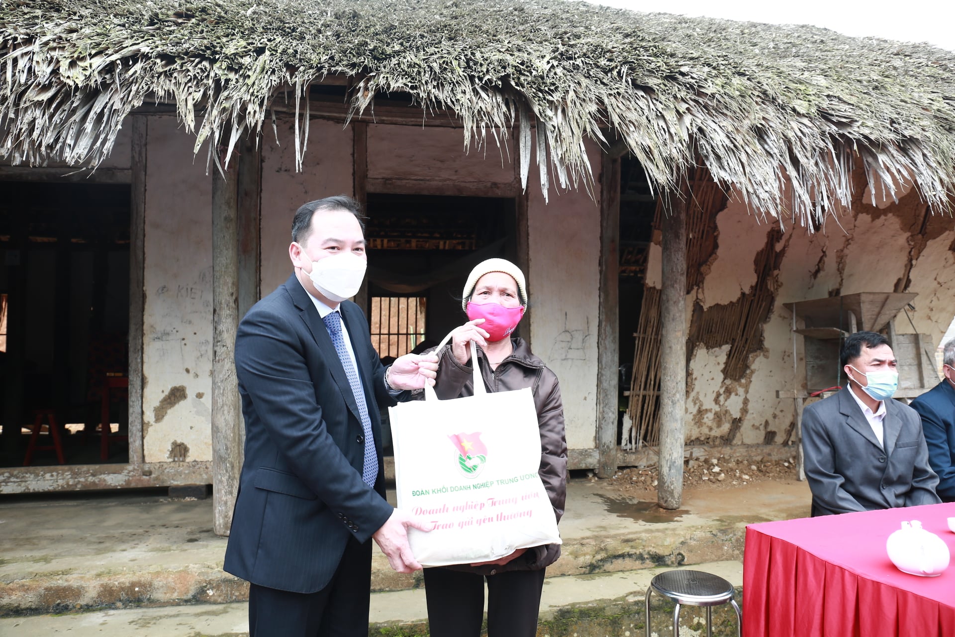 Đồng chí Hồ Xuân Trường, Phó Bí thư Đảng uỷ Khối DNTW trao tặng quà cho gia đình khó khăn.