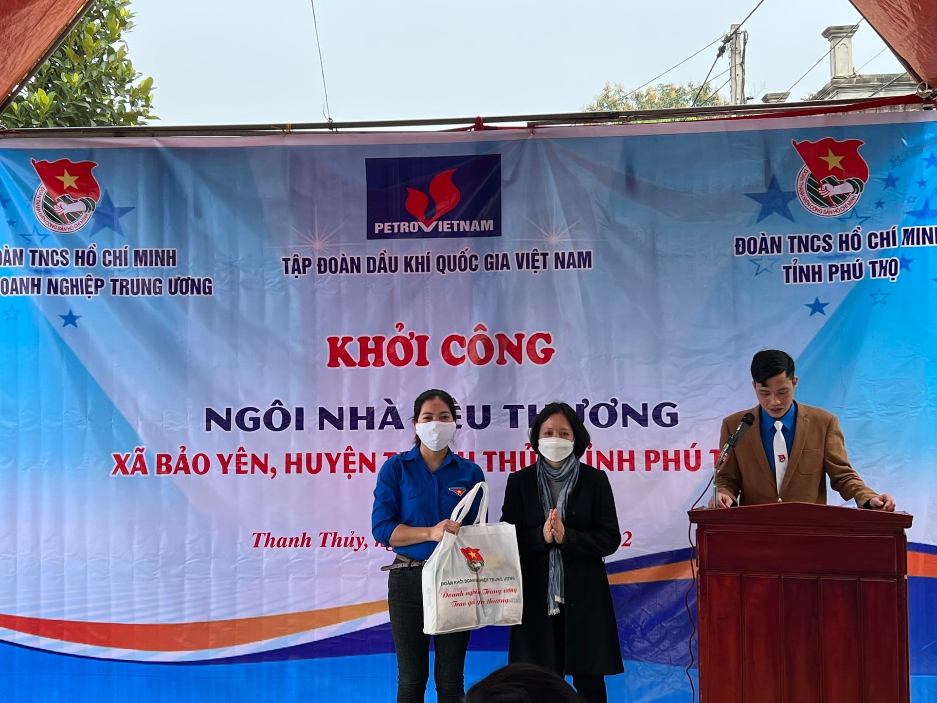 Đồng chí Hoàng Thị Ánh, Uỷ viên BCH Đảng bộ Khối, Phó Trưởng ban Dân vận đại diện đoàn công tác trao tặng quà tại điểm Khởi công xây dựng.