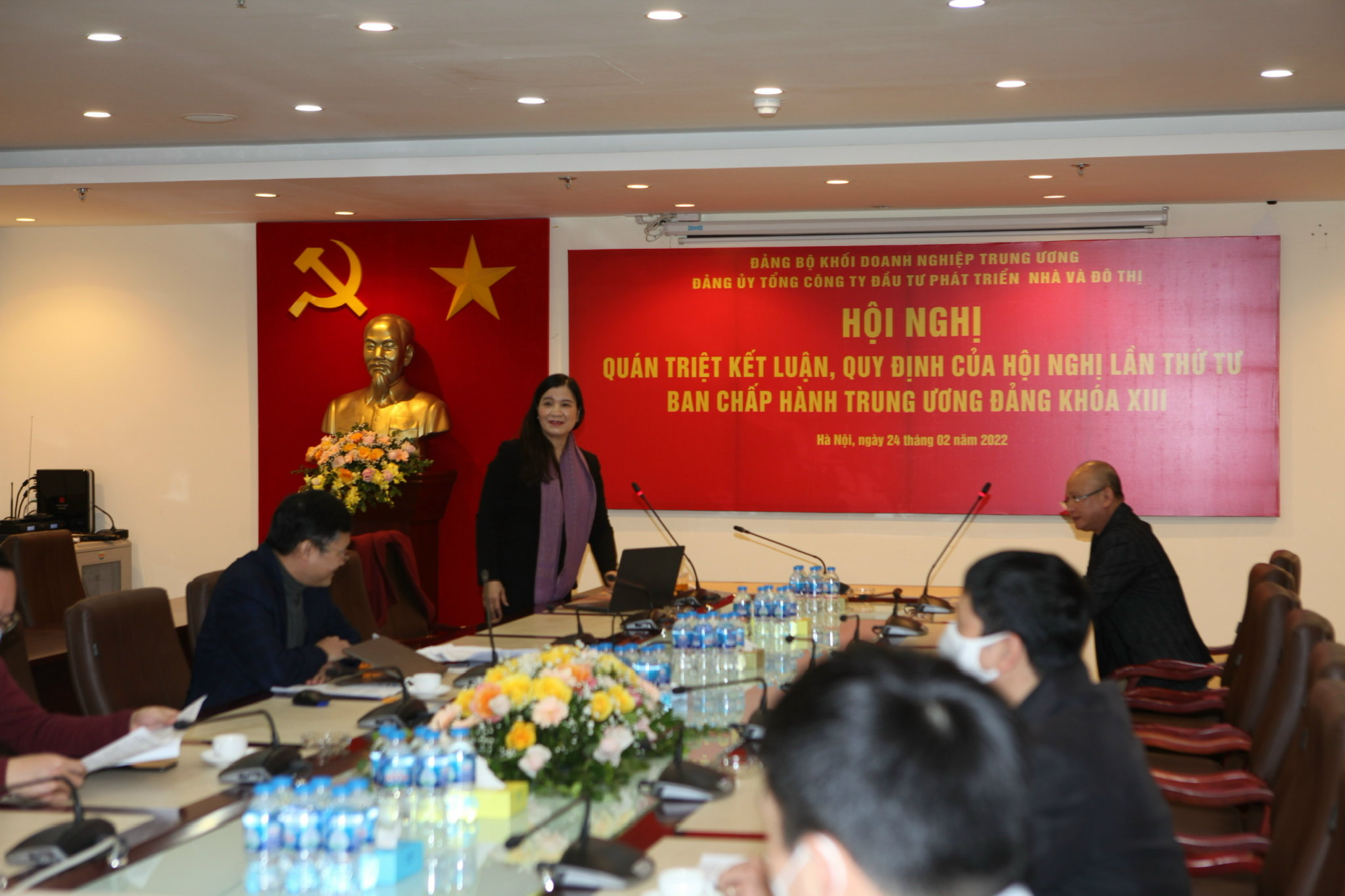 Tiến sĩ Nguyễn Thị Tiếp quán triệt Kết luận, Quy định cho các cán bộ, đảng viên HUD.