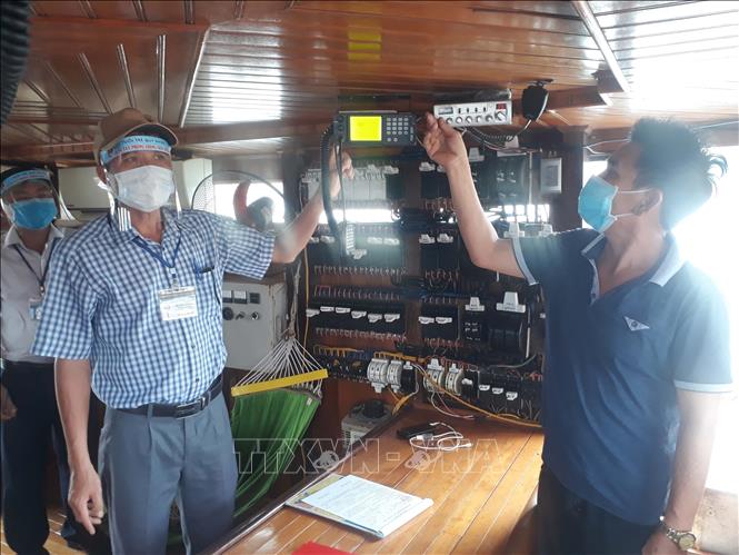 Tổ công tác Chống khai thác hải sản bất hợp pháp, không khai báo và không theo quy định kiểm tra thiết bị giám sát hành trình của một tàu cá vừa cập cảng Quy Nhơn. 