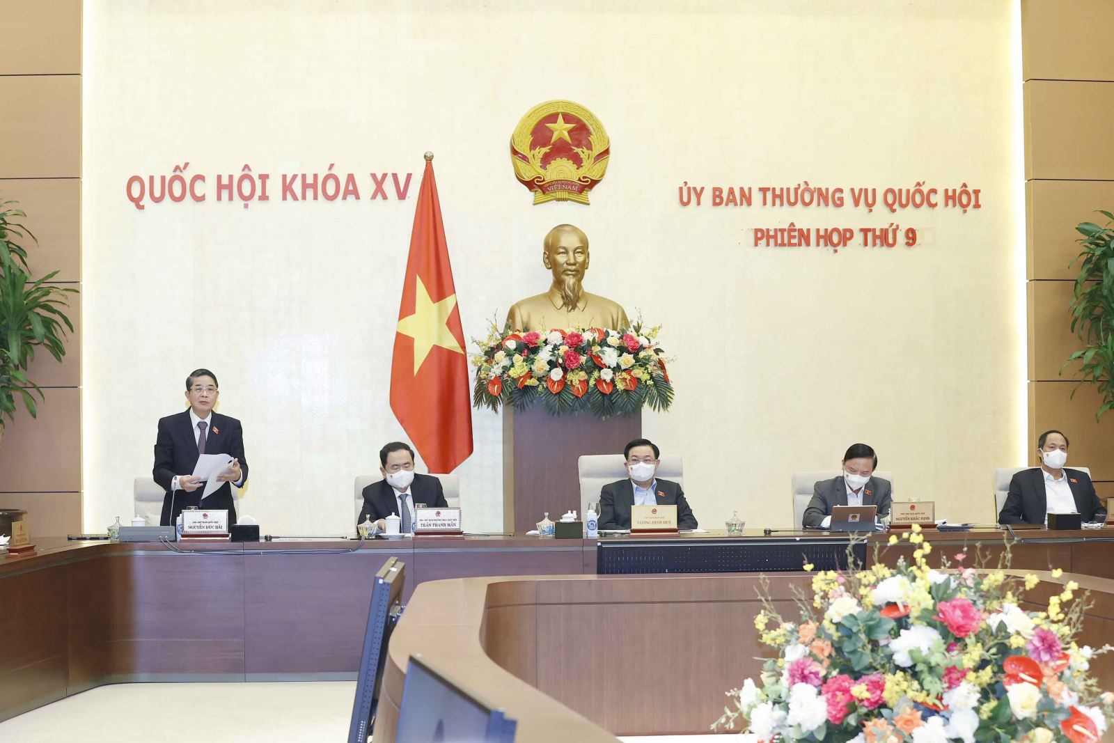 Phó Chủ tịch Quốc hội Nguyễn Đức Hải phát biểu tại Phiên họp.