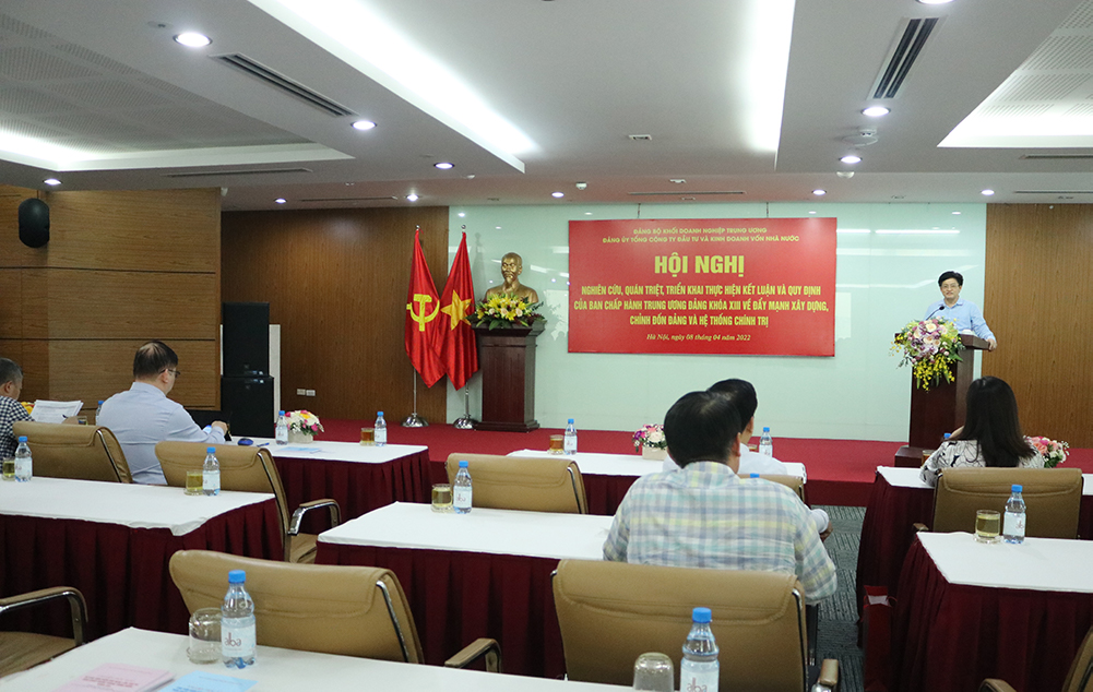 Đồng chí Phạm Mạnh Khởi- Vụ trưởng Vụ cơ sở đảng, đảng viên, Ban Tổ chức Trung ương trình bày báo cáo tại Hội nghị
