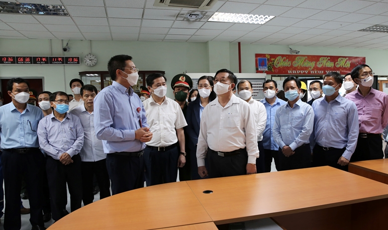 Đồng chí Nguyễn Trọng Nghĩa, Bí thư Trung ương Đảng, Trưởng Ban Tuyên giáo Trung ương  và các đại biểu thăm quan nhà máy Lọc dầu Dung Quất.