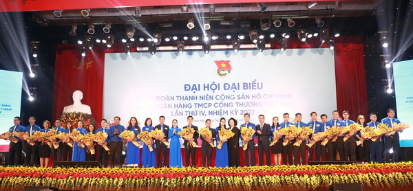 BCH Đoàn Vietinbank khoá IV, nhiệm kỳ 2022 - 2027 ra mắt Đại hội.