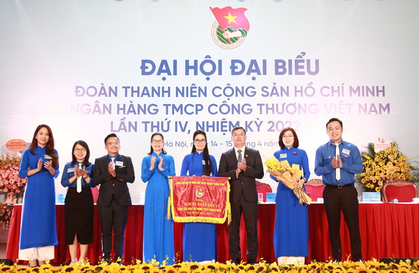 Đoàn VietinBank vinh dự nhận Cờ thi đua đơn vị xuất sắc Đoàn Khối Doanh nghiệp Trung ương