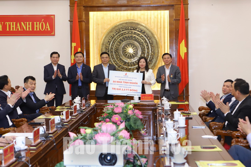 Tập đoàn Dầu khí quốc gia Việt Nam tặng 50 nhà tình nghĩa cho các gia đình chính sách, hộ nghèo tỉnh Thanh Hóa với trị giá 2,5 tỷ đồng.