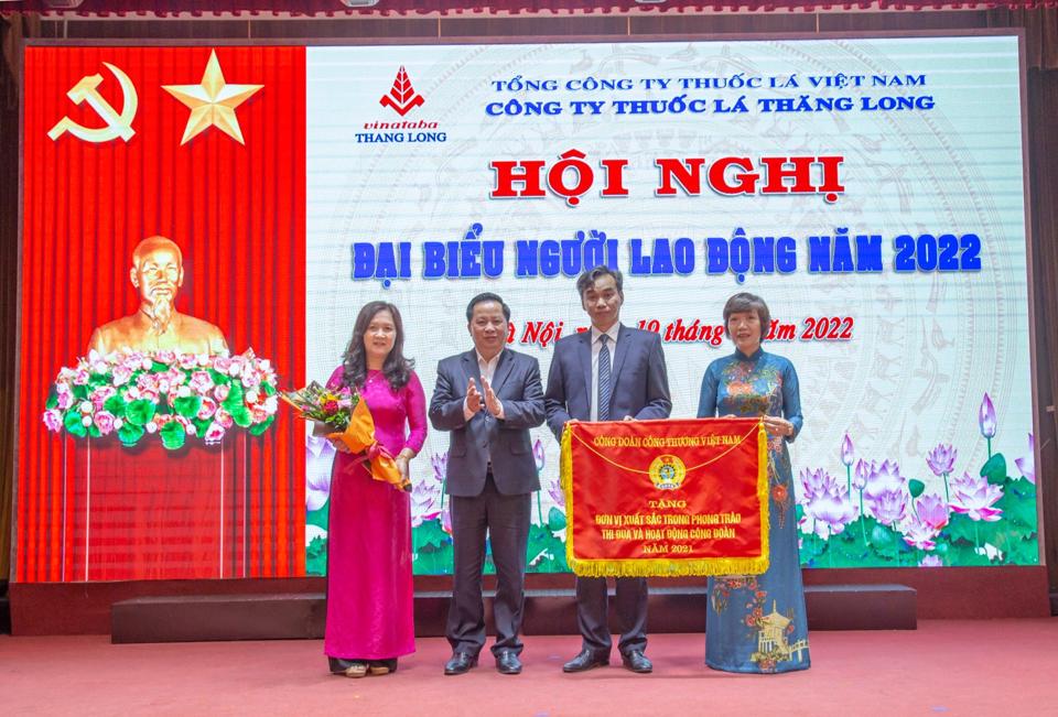 Đại diện Công ty Thuốc lá Thăng Long nhận Cờ thi đua của Công đoàn Công Thương Việt Nam.
