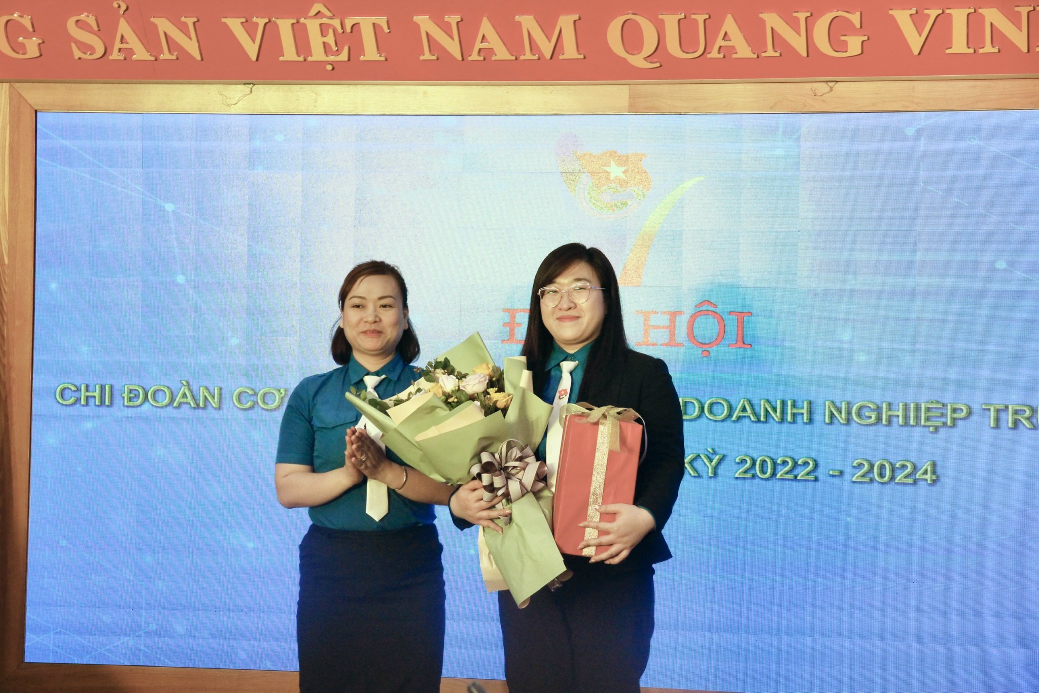 Tặng hoà và quà chia tay đồng chí Nguyễn Thái Hà, Phó Bí thư Chi đoàn Cơ quan Đảng uý Khối DNTW khoá V, nhiệm kỳ 2020 - 2022