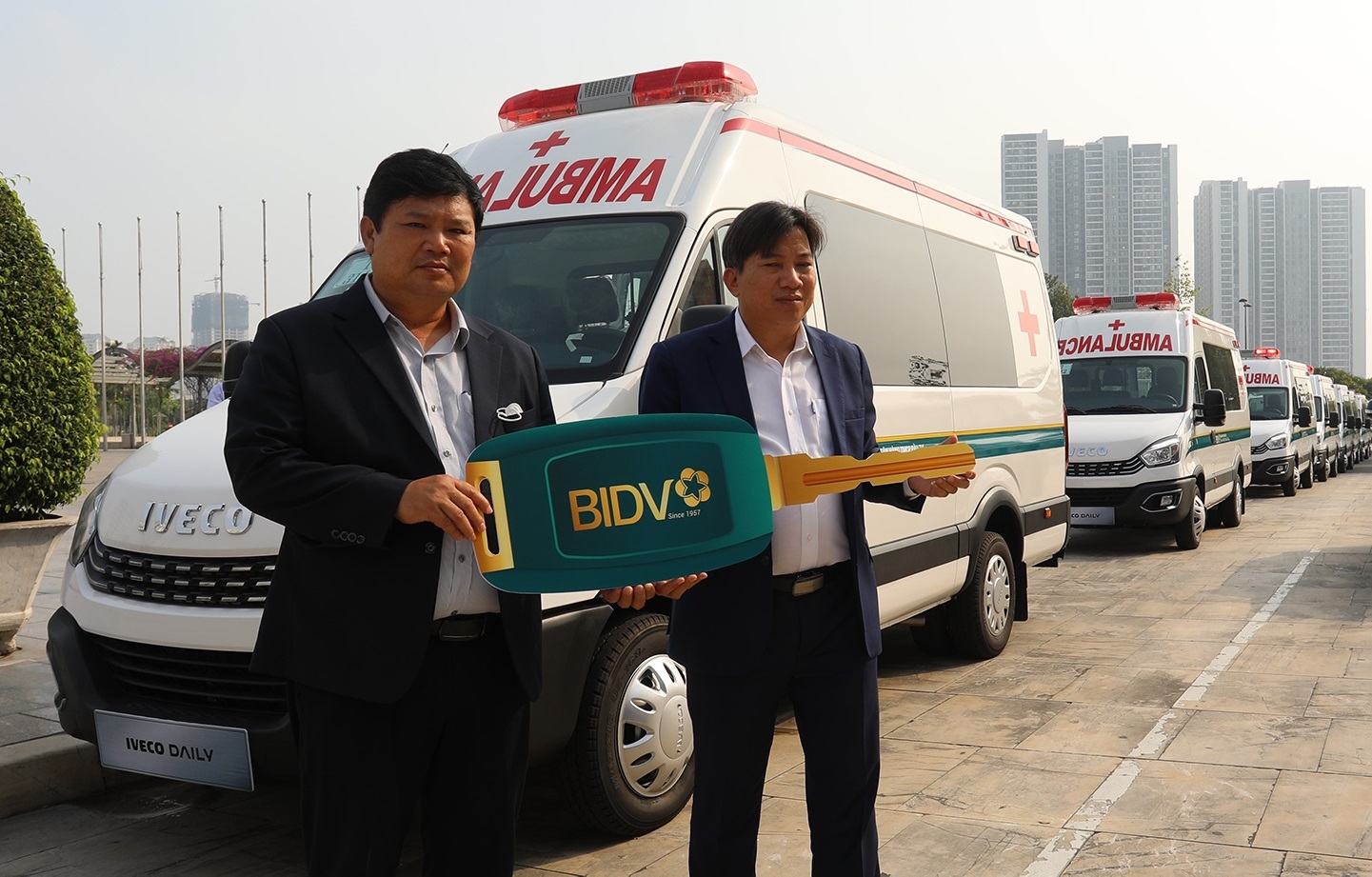 Đại diện địa phương đón nhận xe cứu thương do BIDV tài trợ.