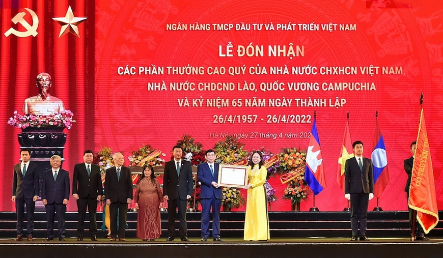 Phó Chủ tịch nước CHXHCN Việt Nam Võ Thị Ánh Xuân trao Quyết định tặng thưởng Huân chương Lao động hạng Ba cho đại diện Lãnh đạo BIDV.