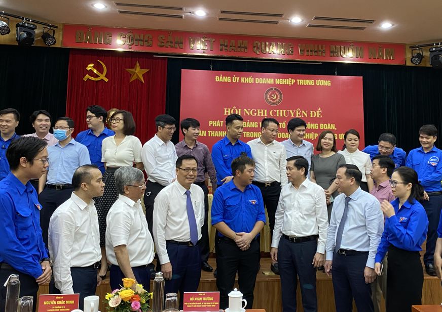 Đồng chí Nguyễn Long Hải, Bí thư Đảng uỷ Khối Doanh nghiệp Trung ương trao đổi với các đại biểu tham dự Hội nghị về công tác phát triển đảng ở tổ chức công đoàn, đoàn thanh niên trong Khối Doanh nghiệp Trung ương.