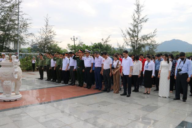 Đoàn công tác số 7 dâng hương tại Đài tưởng niệm tù Chính trị Can Ranh