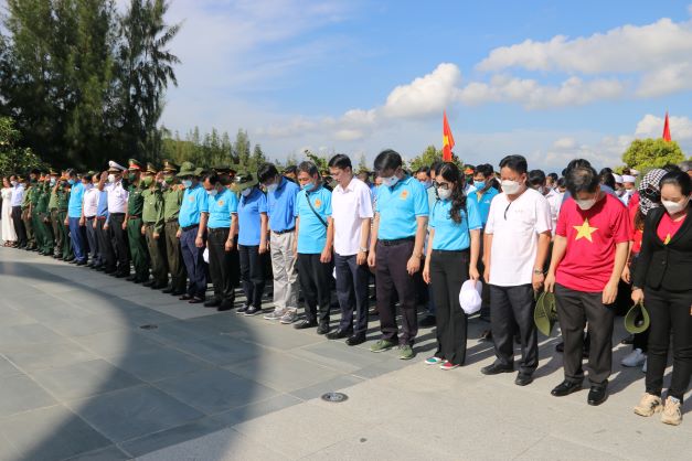 Đoàn công tác số 7 dâng hương tại Đài liệt sĩ chiến Sỹ Gạc Ma.
