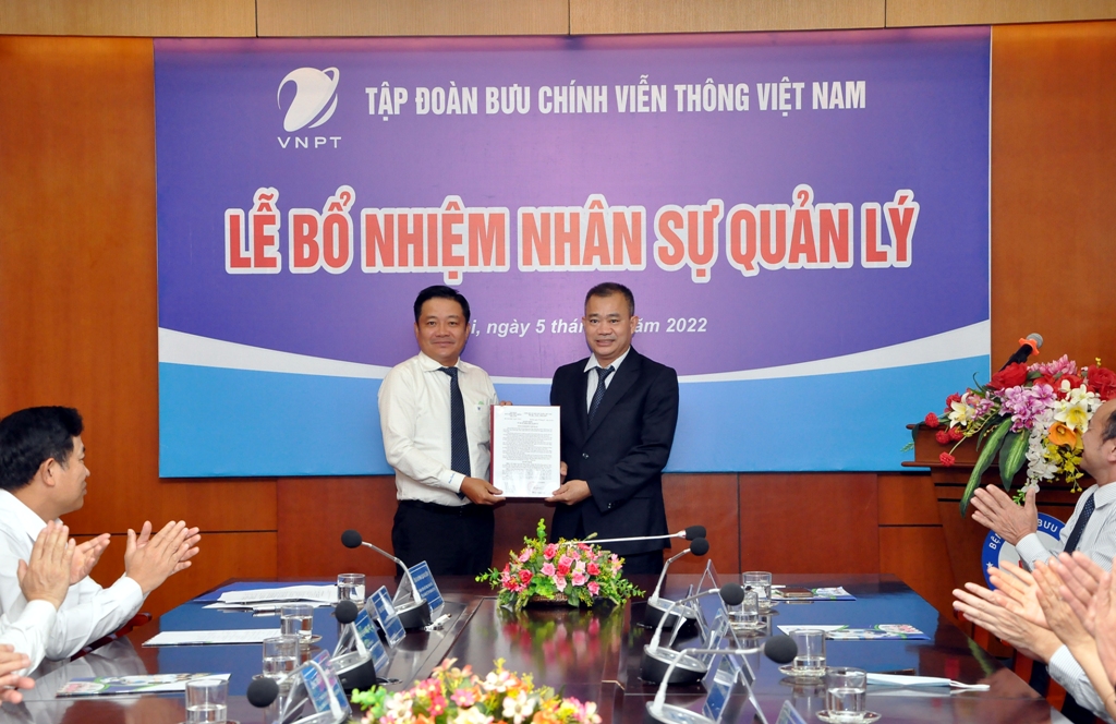 TGĐ Huỳnh Quang Liêm trao QĐ bổ nhiệm cho bác sĩ Trần Hùng Mạnh.