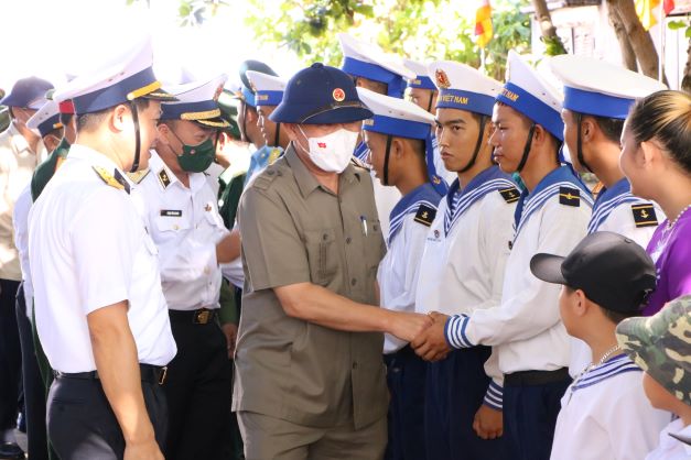 Đồng chí Nguyễn Đức Phong - Phó Bí thư Thường trực Đảng ủy Khối thăm quân, dân trên đảo Trường Sa.