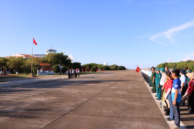 Đoàn công tác số 7 tổ chức Lễ chào cờ trên đảo Trường Sa.