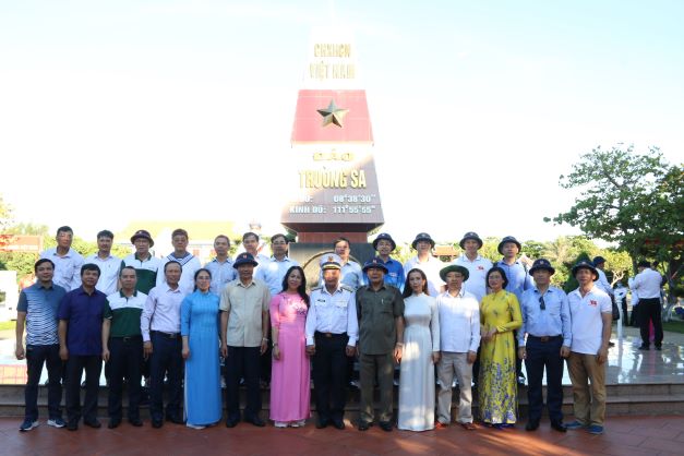 Đoàn công tác của Đảng ủy Khối Doanh nghiệp Trung ương chụp ảnh lưu niệm tại cột mốc trên đảo Trường Sa.