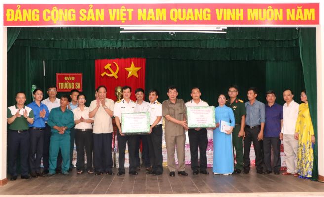 Đồng chí Nguyễn Đức Phong, Phó Bí thư Thường trực Đảng ủy Khối cùng một số thành viên trong đoàn Đảng ủy Khối Doanh nghiệp Trung ương tặng quà tại đảo Trường Sa.