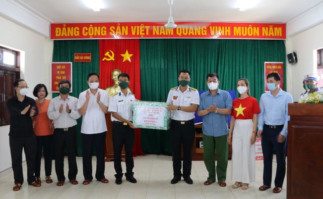 Đoàn công tác Đảng ủy Khối Doanh nghiệp Trung ương tặng quà tại đảo Đá Đông.