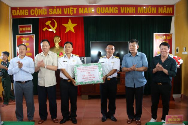 Đoàn công tác Đảng ủy Khối Doanh nghiệp Trung ương tặng quà tại đảo Sinh Tồn Đông.