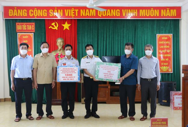 Đoàn công tác của Đảng ủy Khối DNTW thăm và tặng quà tại đảo Tóc Tan C.