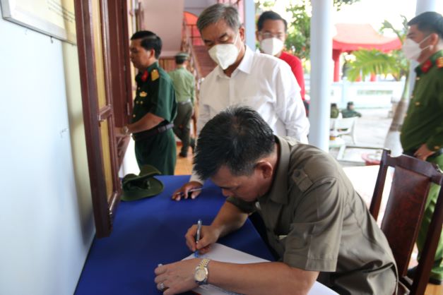 Đồng chí Nguyễn Đức Phong, Phó Bí thư Đảng ủy Khối Doanh nghiệp Trung ương viết lưu bút trên các đảo và nhà giàn DK1/12 Tư Chính.