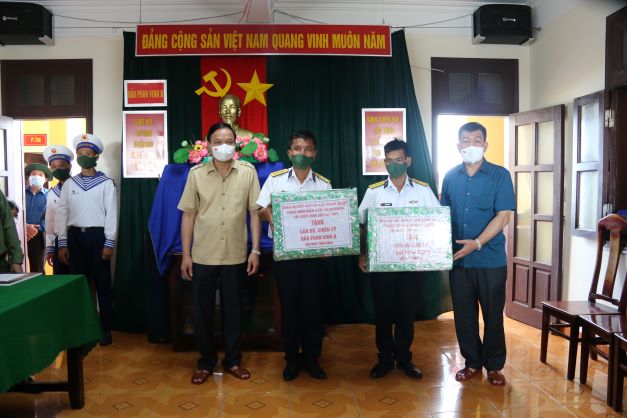 Đoàn công tác của Đảng ủy Khối DNTW thăm và tặng quà tại đảo Phan Vinh B.
