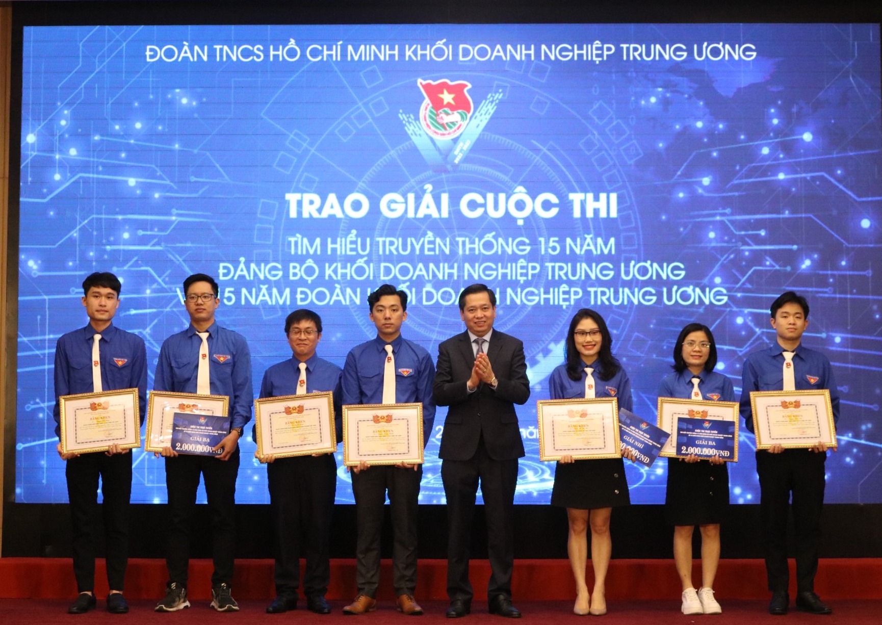 Đồng chí Nguyễn Long Hải chụp ảnh lưu niệm cùng các thí sinh đạt giải Cuộc thi.
