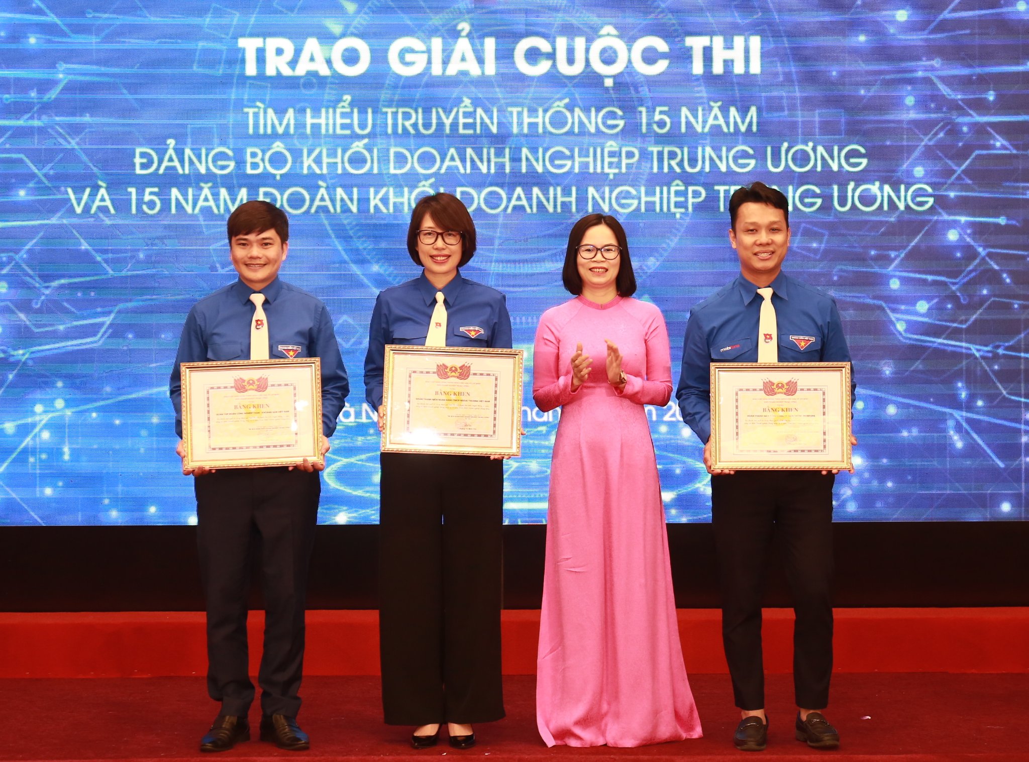 Đồng chí Hoàng Thị Minh Thu, Ủy viên BTV Trung ương Đoàn, Ủy viên BCH Đảng bộ Khối, Bí thư Đoàn Khối Doanh nghiệp Trung ương trao giải cho các tập thể có thành tích xuất sắc Cuộc thi.