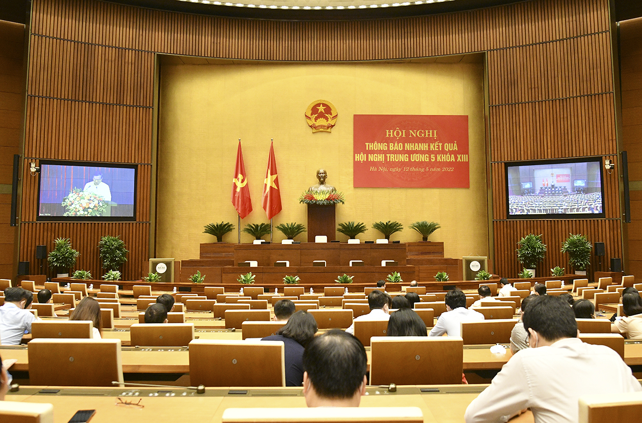 Toàn cảnh Hội nghị thông báo nhanh kết quả Hội nghị Trung ương lần thứ 5, Ban Chấp hành Trung ương Đảng khóa XIII theo hình thức trực tuyến tại điểm cầu Nhà Quốc hội.