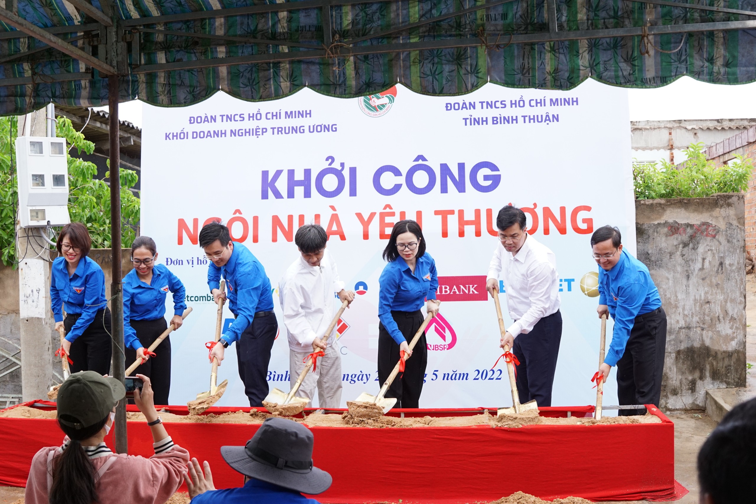 các đồng chí lãnh đạo Đảng uỷ Khối DNTW, lãnh đạo TW Đoàn, Đoàn Khối, tỉnh đoàn Bình Thuận, lãnh đạo các đơn vị Đoàn Khối DNTW thực hiện nghi thức khởi công xây dựng Ngôi nhà Yêu thương