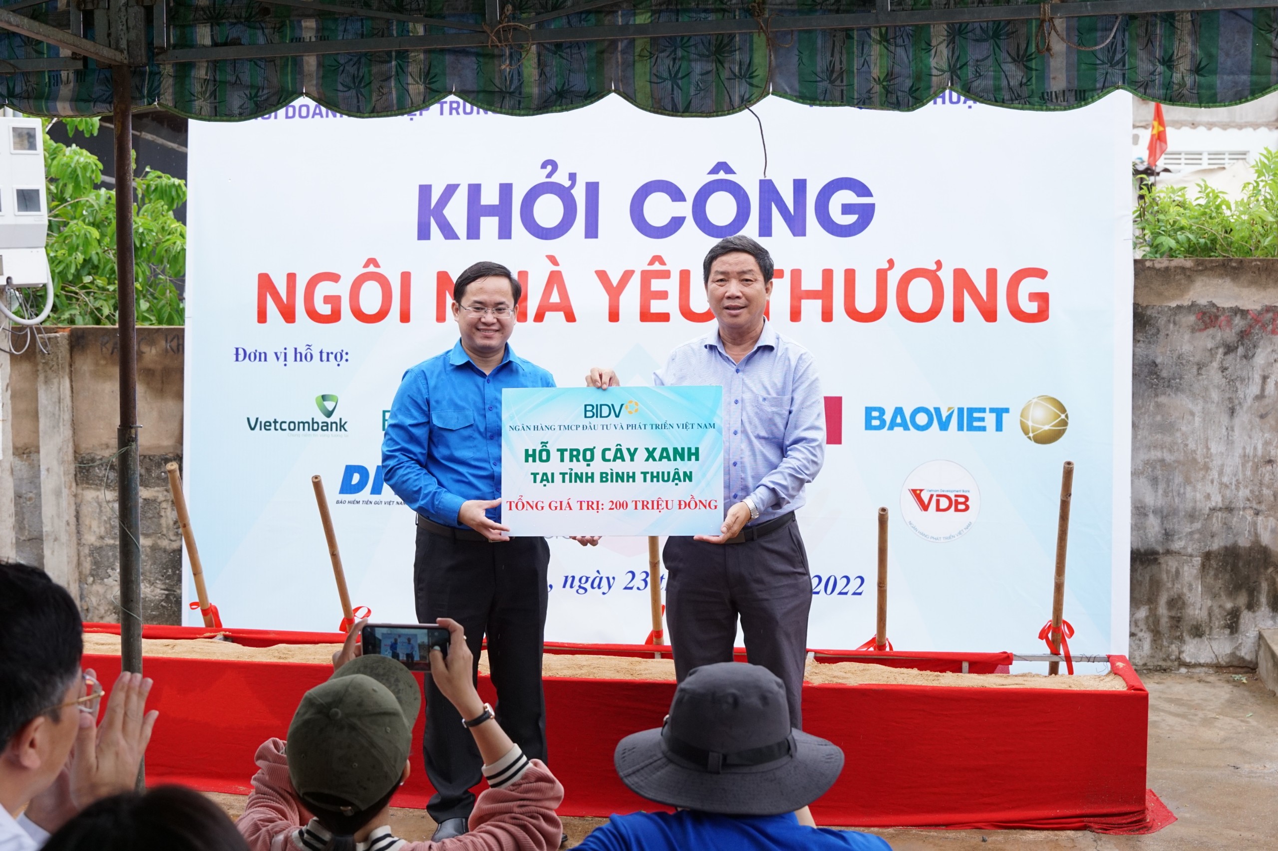 Ông Đinh Tuấn Khôi, Giám đốc Chi nhánh Ngân hàng TMCP Đầu tư và phát triển Việt Nam BIDV thừa uỷ quyền của ban lãnh đạo Ngân hàng BIDV trao tặng bảng hỗ trợ 16.000 cây xanh với tổng kinh phí 200 triệu đồng cho Tỉnh đoàn Bình Thuận.