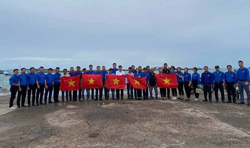 Tặng cờ cho nông dân vươn khơi bám biển của huyện đảo Phú Quý.