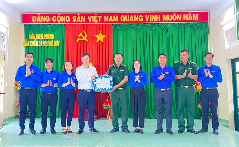 Tặng quà cho đồn Biên phòng cửa khẩu cảng Phú Quý