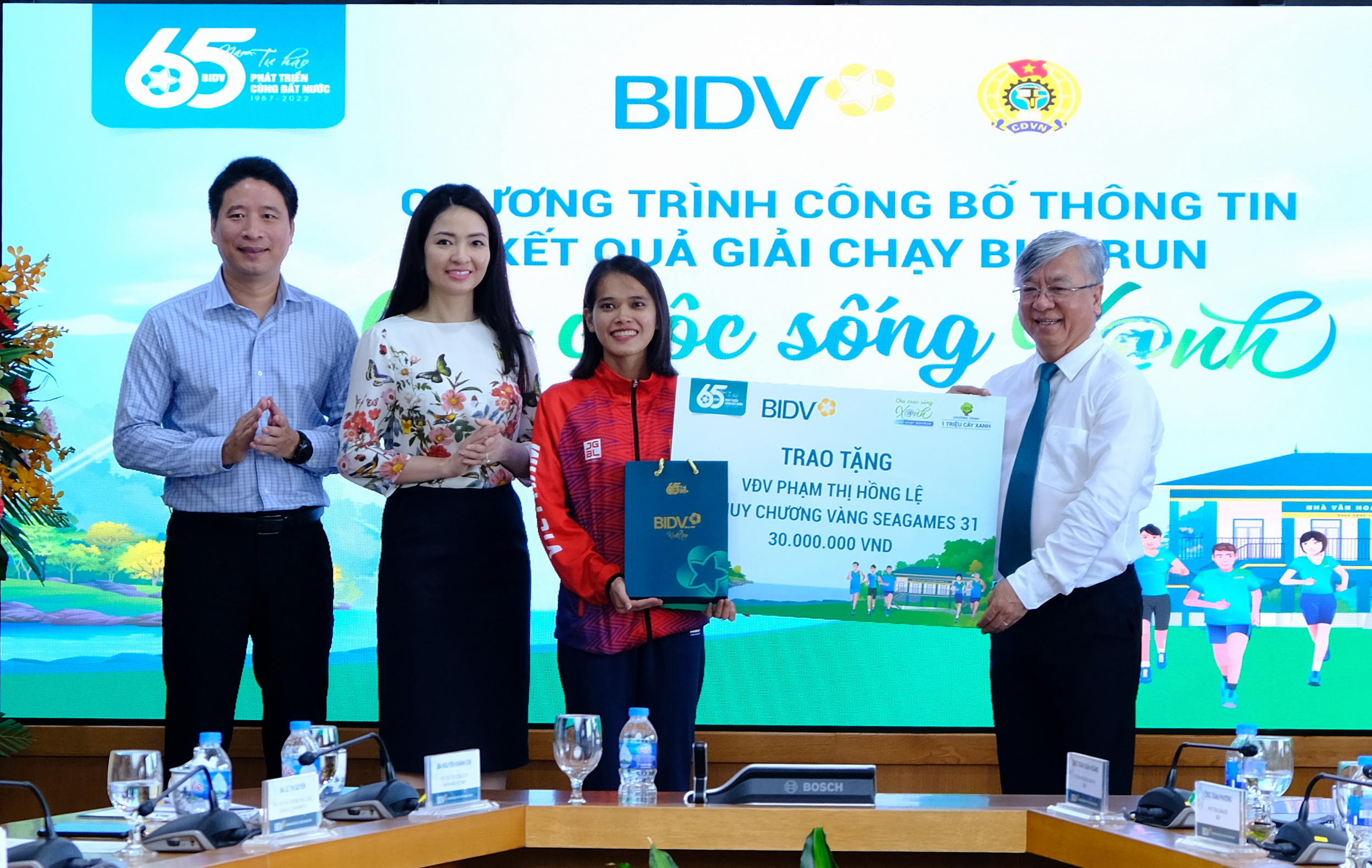 BIDV trao tặng phần thưởng cho VĐV Phạm Thị Hồng Lệ.