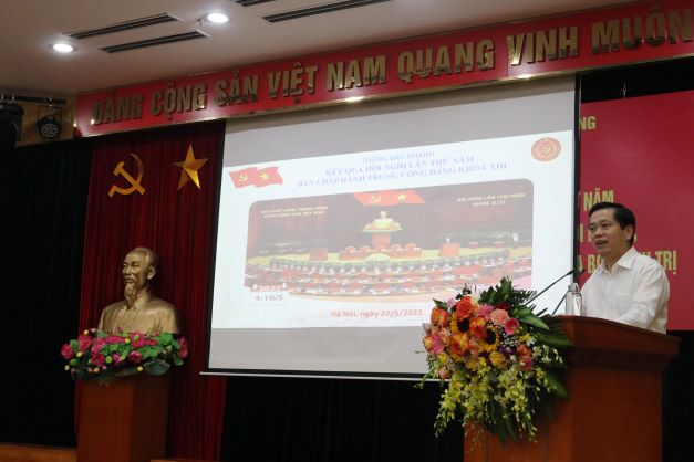 Đồng chí Nguyễn Long Hải, Ủy viên dự khuyết BCH Trung ương Đảng, Bí thư Đảng ủy Khối thông báo nhanh kết quả Hội nghị lần thứ năm BCH Trung ương Đảng khóa XIII.