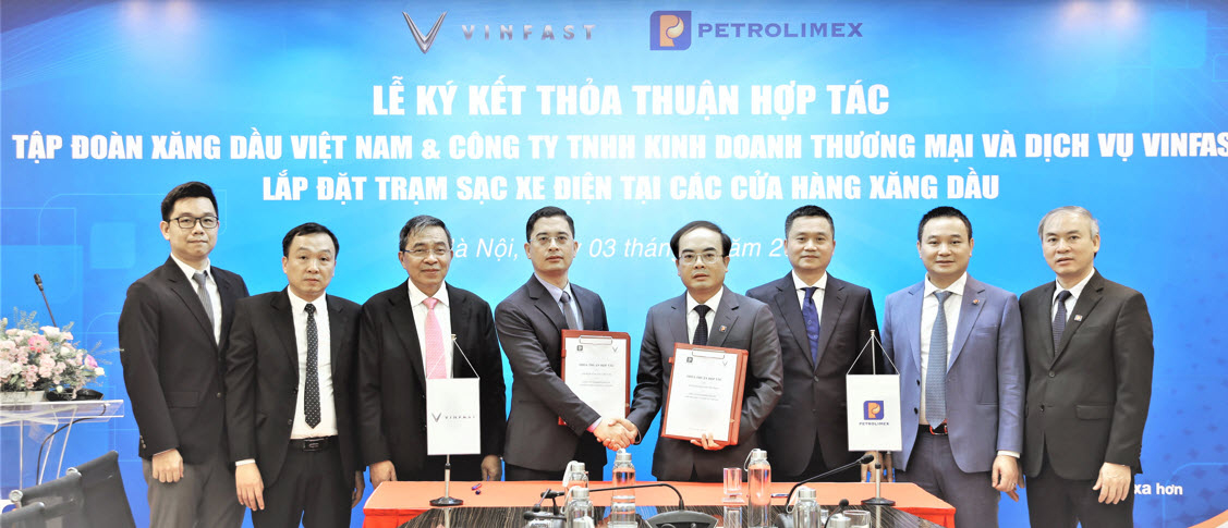 Phó Tổng Giám đốc Petrolimex Nguyễn Sỹ Cường, Tổng Giám đốc Vinfast Trading Hoàng Chí Trung ký thỏa thuận hợp tác lắp đặt trạm sạc xe điện tại các CHXD của Petrolimex.