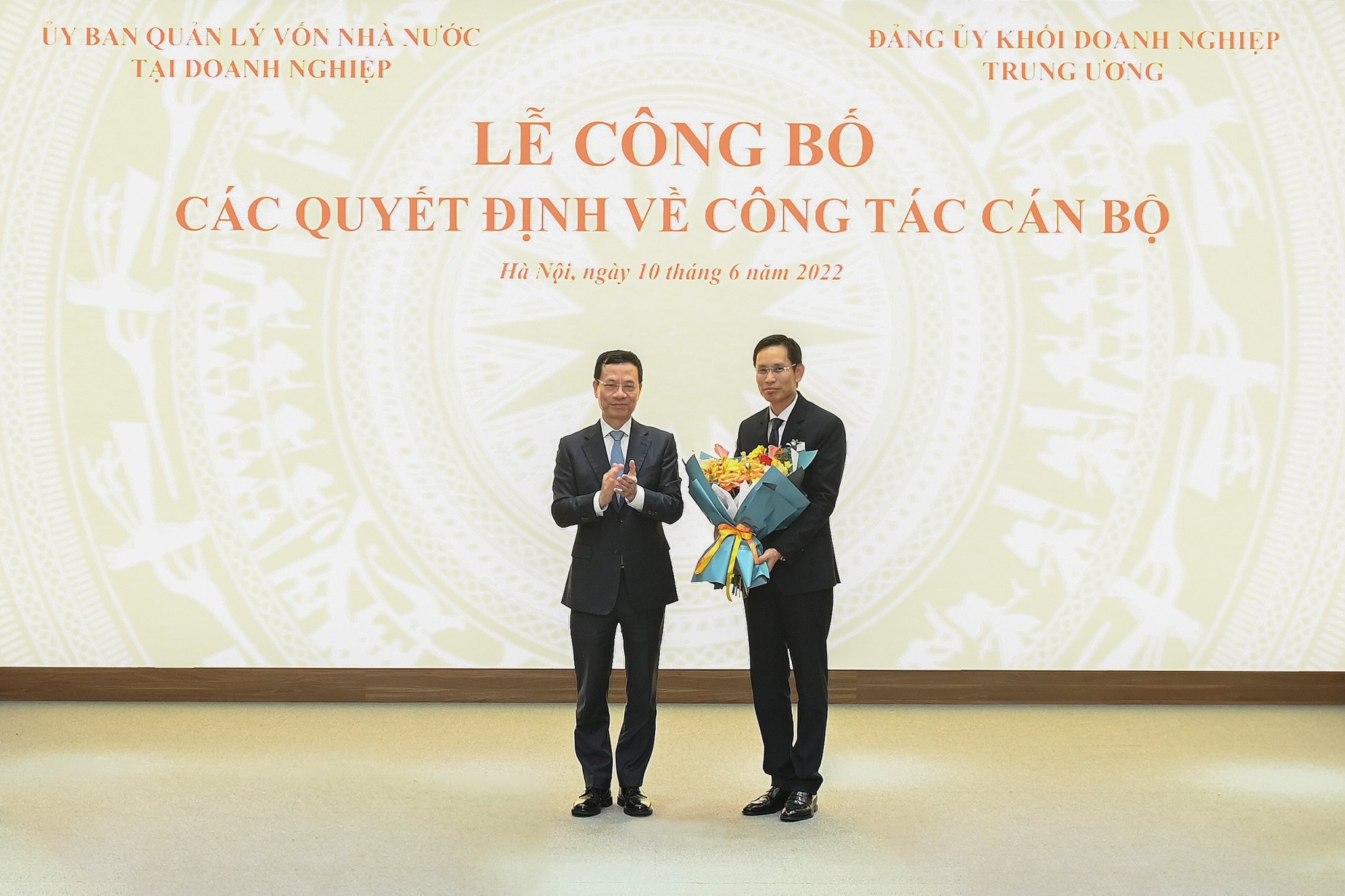 Bộ trưởng Bộ Thông tin & Truyền thông Nguyễn Mạnh Hùng tặng hoa  chúc mừng Chủ tịch HĐTV MobiFone Nguyễn Hồng Hiển.